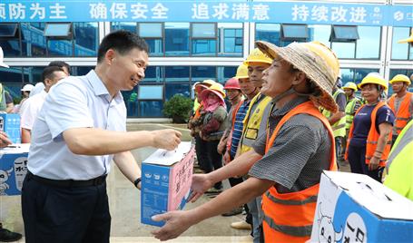 侯立林到冶建公司項目開展“送清涼”慰問